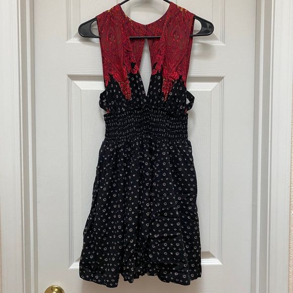 Free People Sleeveless V-Neck Red and Black Patterned Dress Side Cutouts Size S - Picture 1 of 7
